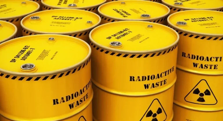 На дні Атлантики знайшли радіоактивне звалище: частина бочок уже протекла