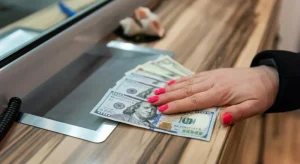 Готівковий долар може сягнути 44,8 грн: скільки українці заплатять за 100 доларів