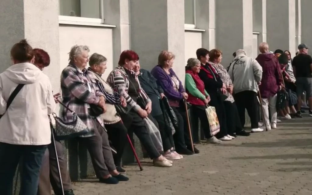 Так, «під тиском» тут невдале й штучне. Краще прямо про ризик затримок.