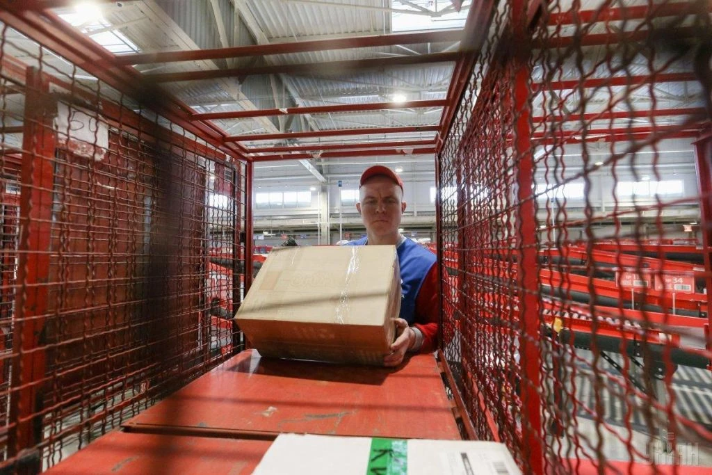 Посилки з Temu та AliExpress можуть подорожчати: коли в Україні запрацюють нові правила