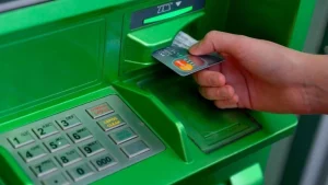У банкоматі можна зняти до 100 тисяч грн на добу: які ліміти діють у жовтні